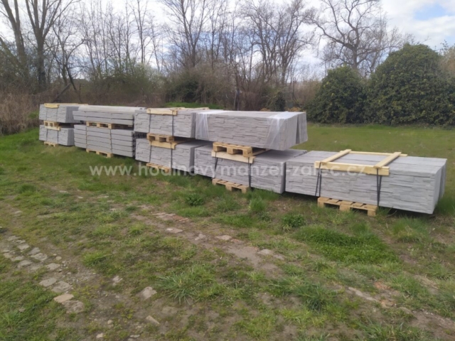 Betonový plot v Žatci 2025
