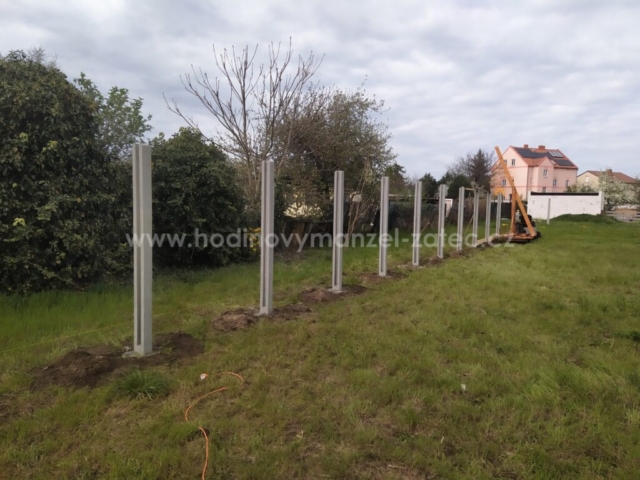 Betonový plot v Žatci 2025