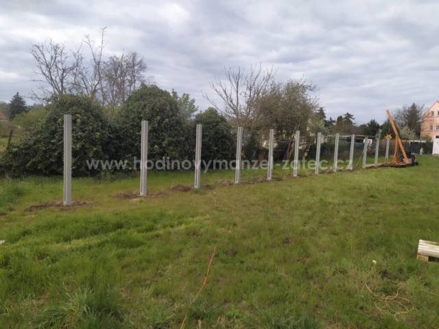 Betonový plot v Žatci 2025