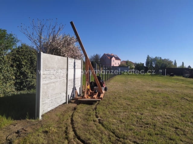Betonový plot v Žatci 2025