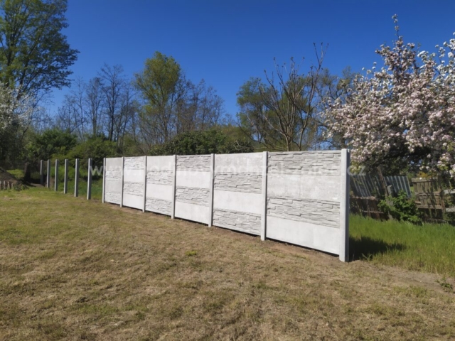Betonový plot v Žatci 2025