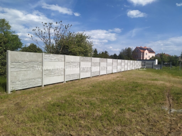 Betonový plot v Žatci 2025