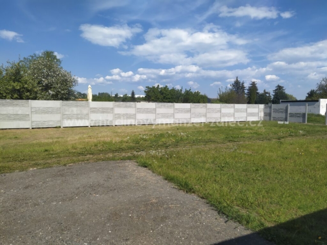 Betonový plot v Žatci 2025