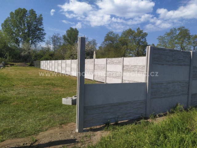 Betonový plot v Žatci 2025