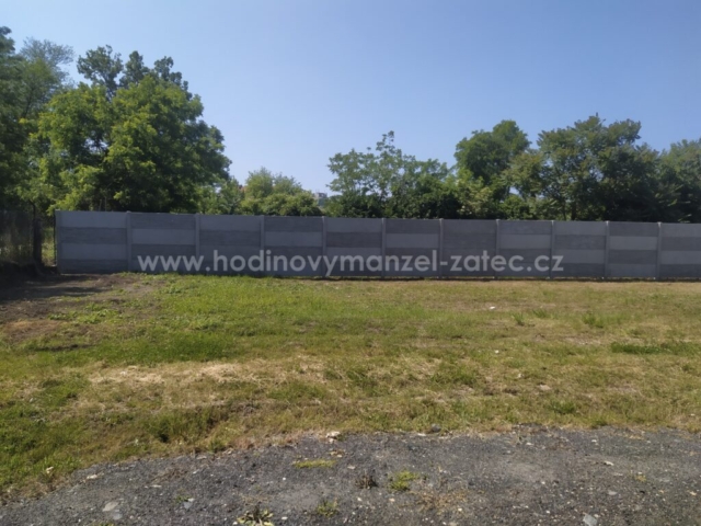Betonový plot v Žatci 2025