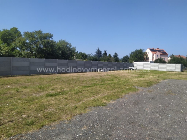 Betonový plot v Žatci 2025