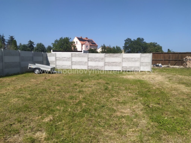Betonový plot v Žatci 2025