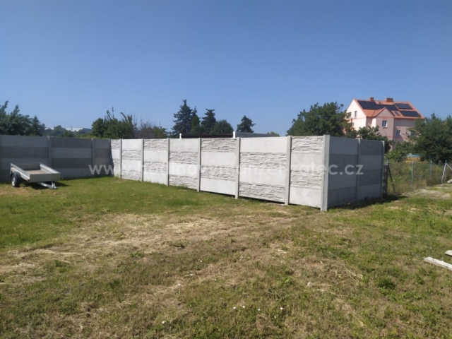 Betonový plot v Žatci 2025
